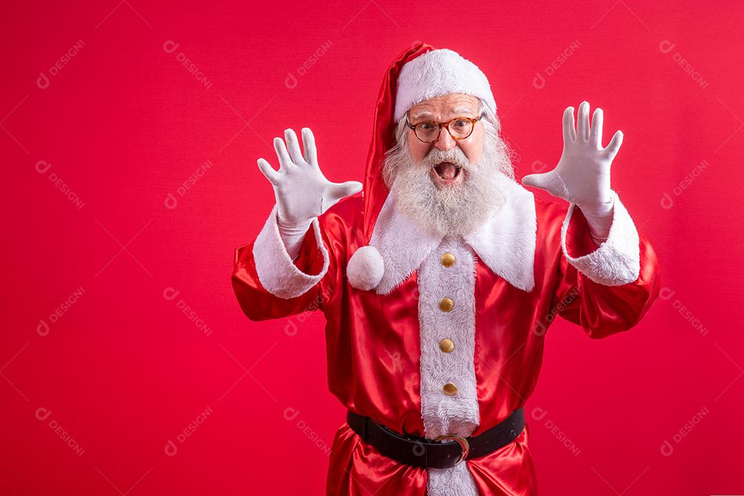 Com raiva expressivo Papai Noel sobre fundo vermelho.