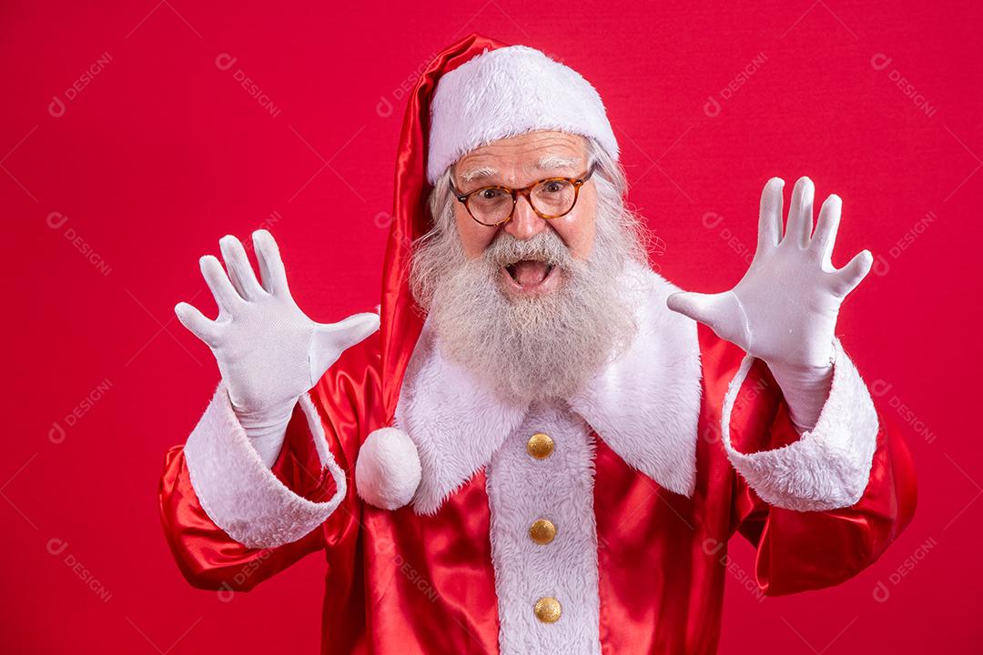 Com raiva expressivo Papai Noel sobre fundo vermelho.
