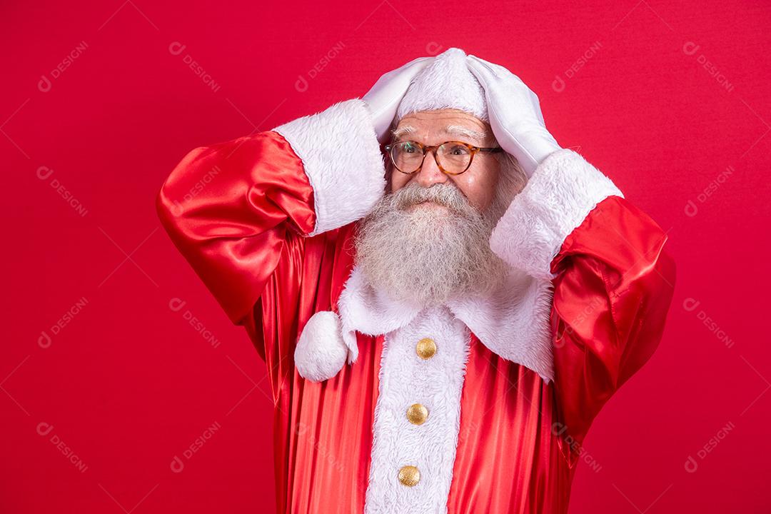 Esqueceu o Papai Noel em fundo vermelho. Papai Noel com a mão na cabeça como se tivesse esquecido alguma coisa. Não me lembro