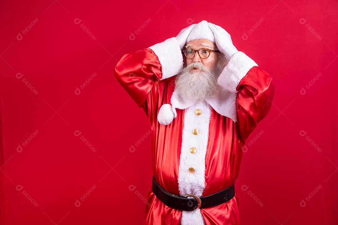 Esqueceu o Papai Noel em fundo vermelho. Papai Noel com a mão na cabeça como se tivesse esquecido alguma coisa. Não me lembro