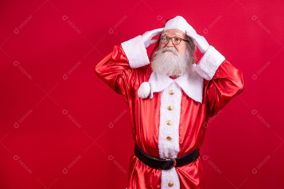Esqueceu o Papai Noel em fundo vermelho. Papai Noel com a mão na cabeça como se tivesse esquecido alguma coisa. Não me lembro