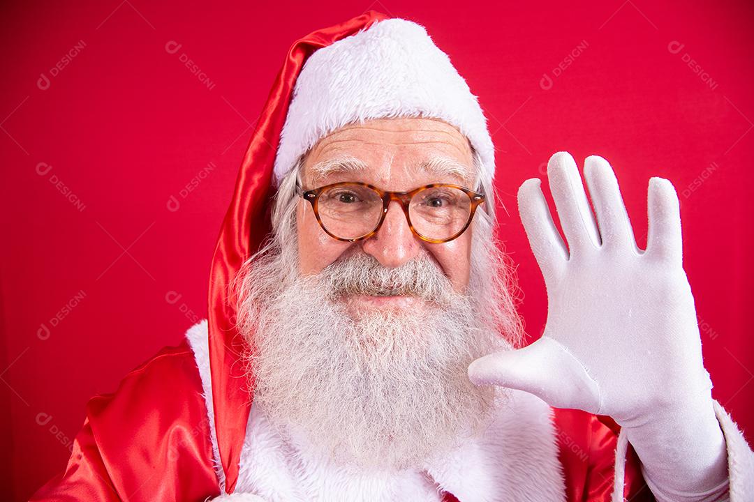 Papai Noel fazendo fotos de selfie. Noite de Natal. Entrega de presentes. Sonhos encantados de crianças.