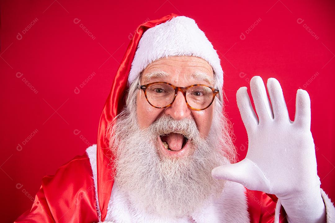Papai Noel fazendo fotos de selfie. Noite de Natal. Entrega de presentes. Sonhos encantados de crianças.