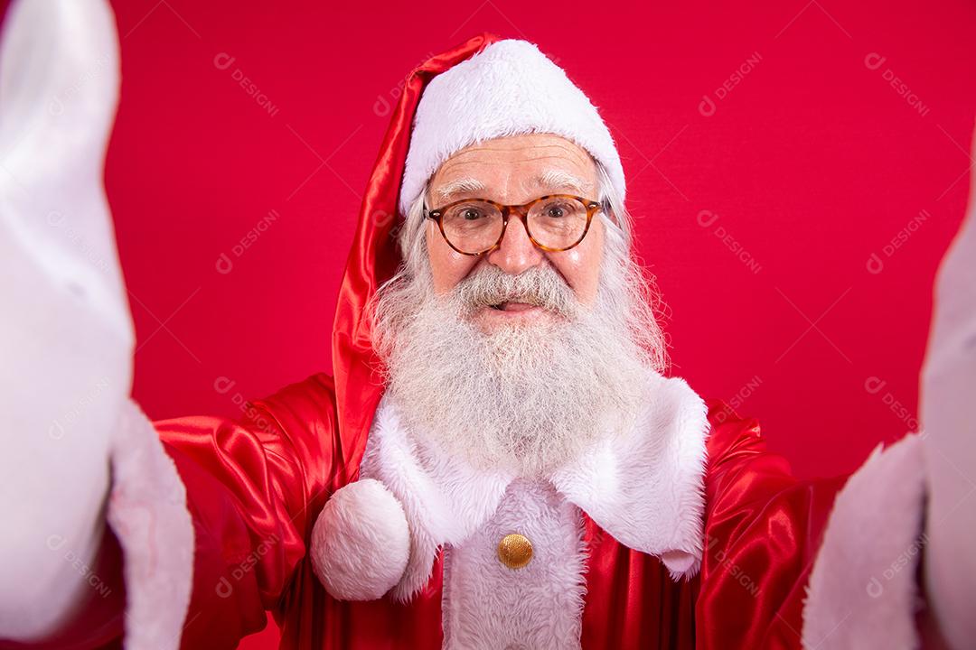 Papai Noel fazendo fotos de selfie. Noite de Natal. Entrega de presentes. Sonhos encantados de crianças.