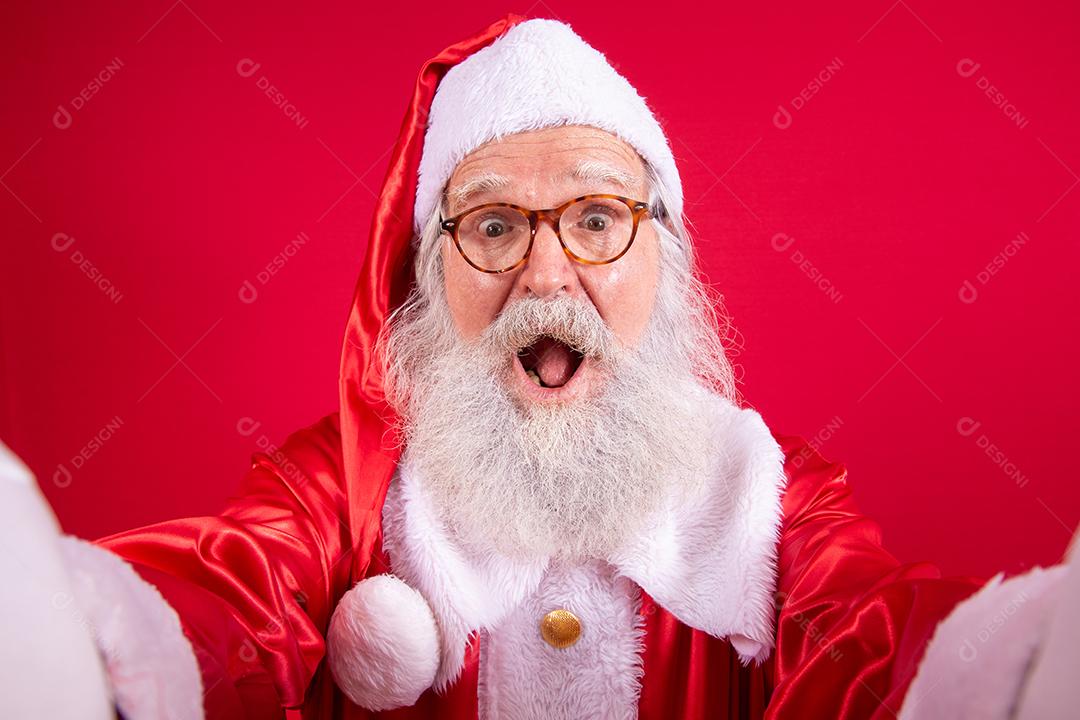 Papai Noel fazendo fotos de selfie. Noite de Natal. Entrega de presentes. Sonhos encantados de crianças.