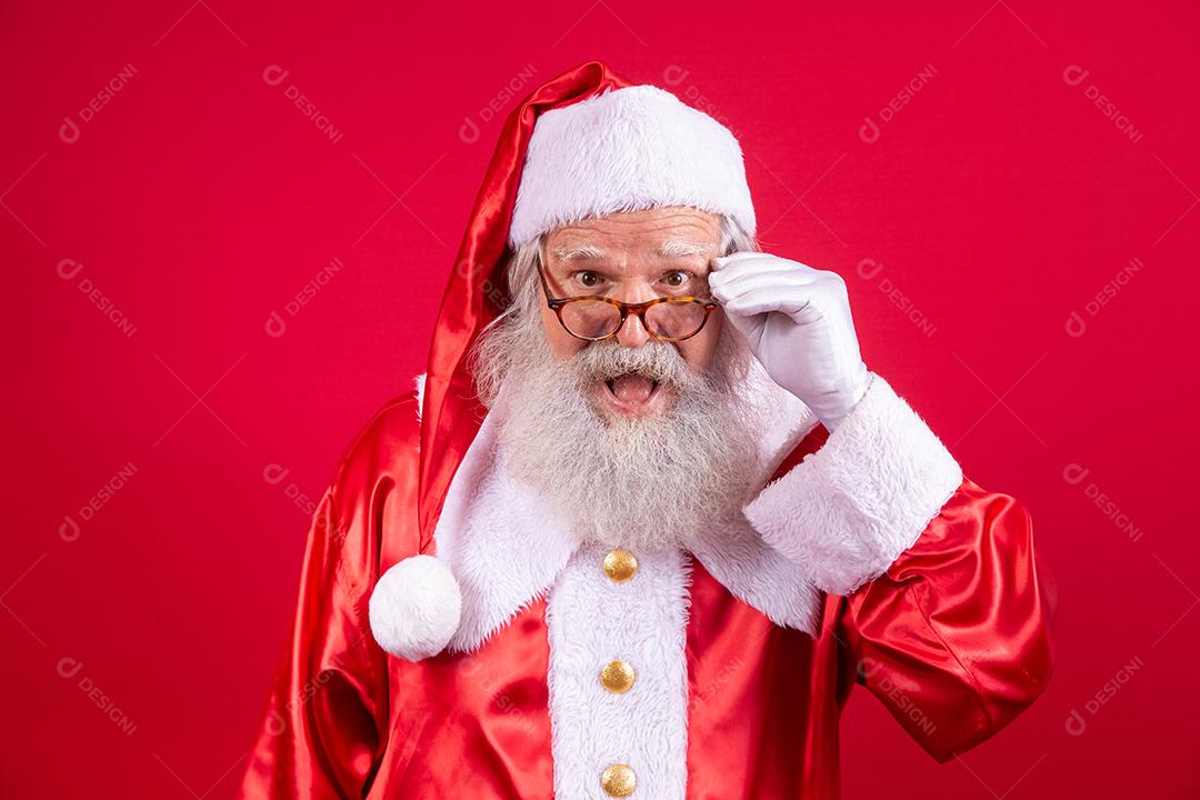 Papai Noel olhando para a câmera. O Natal está chegando. Feliz Natal. Papai Noel está assistindo
