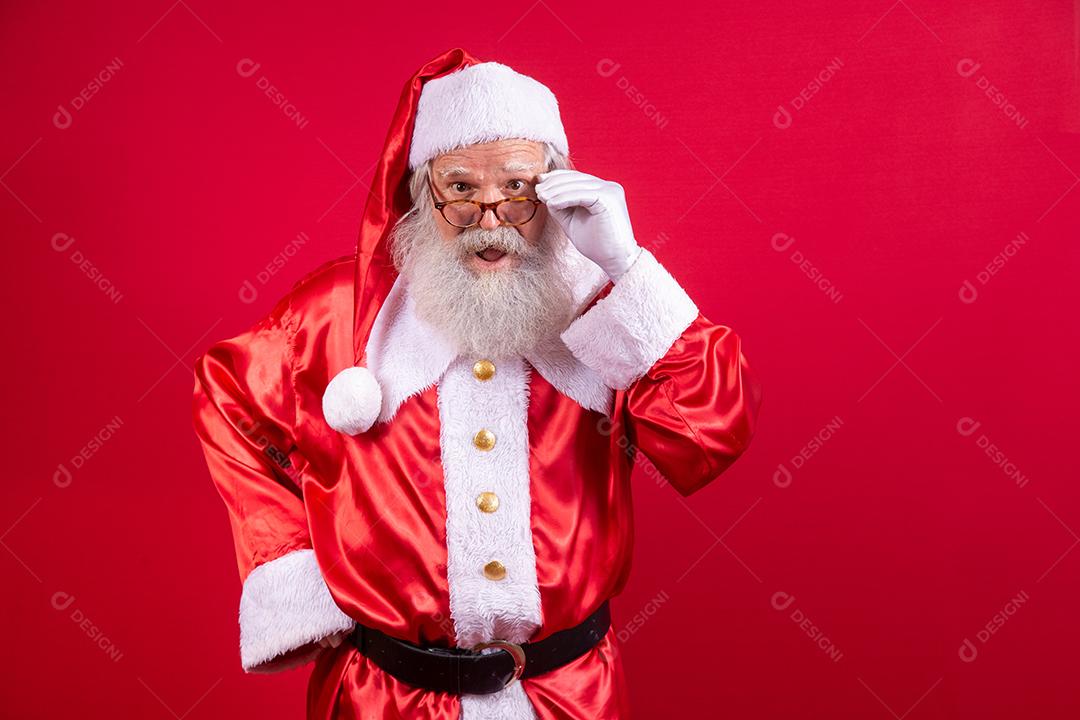 Papai Noel olhando para a câmera. O Natal está chegando. Feliz Natal. Papai Noel está assistindo