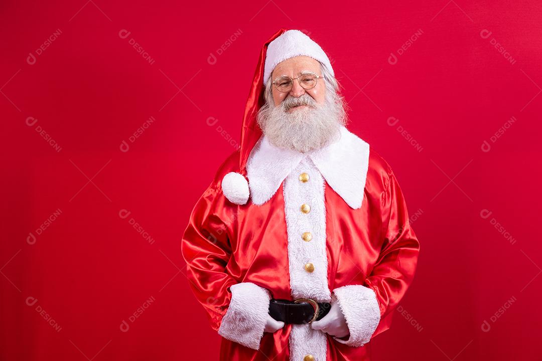 Papai Noel em roupas típicas de Natal.