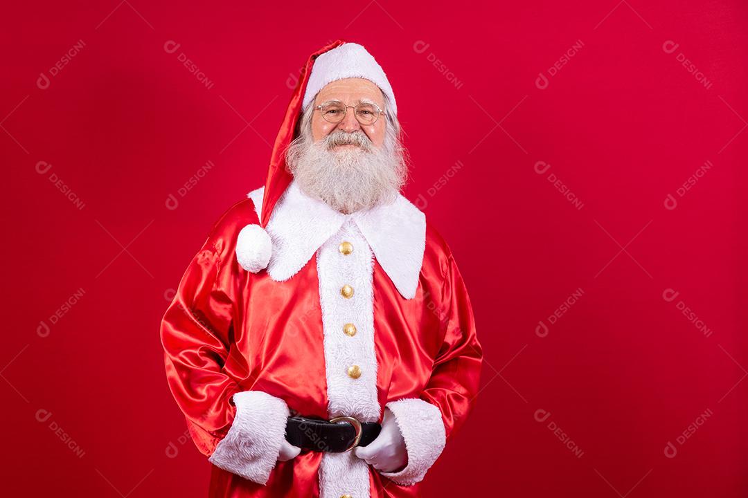 Papai Noel em roupas típicas de Natal.