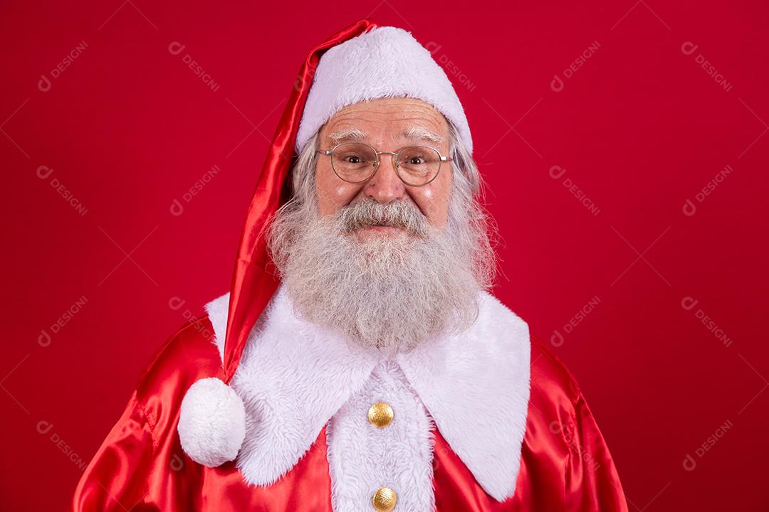 Papai Noel em roupas típicas de Natal.