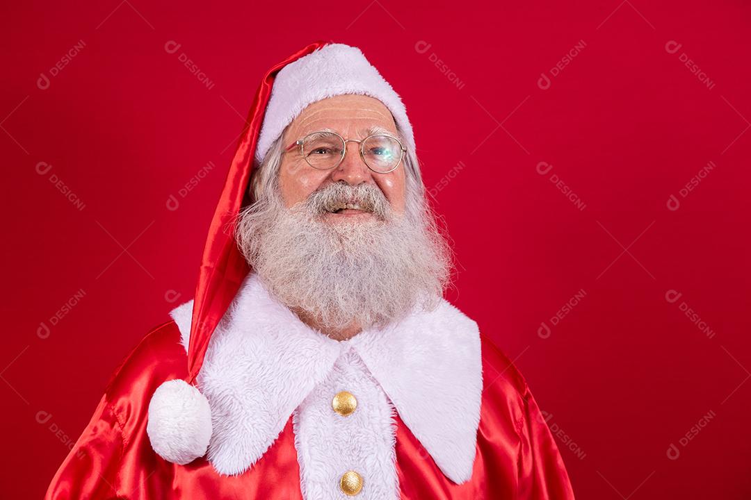 Papai Noel em roupas típicas de Natal.
