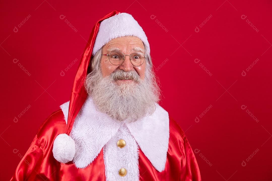 Papai Noel em roupas típicas de Natal.