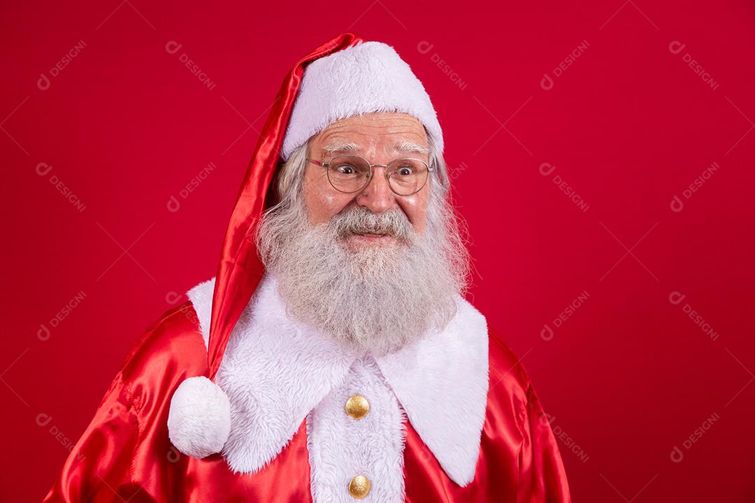 Papai Noel em roupas típicas de Natal.