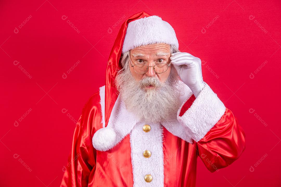 Papai Noel olhando para a câmera. O Natal está chegando. Feliz Natal. Papai Noel está assistindo