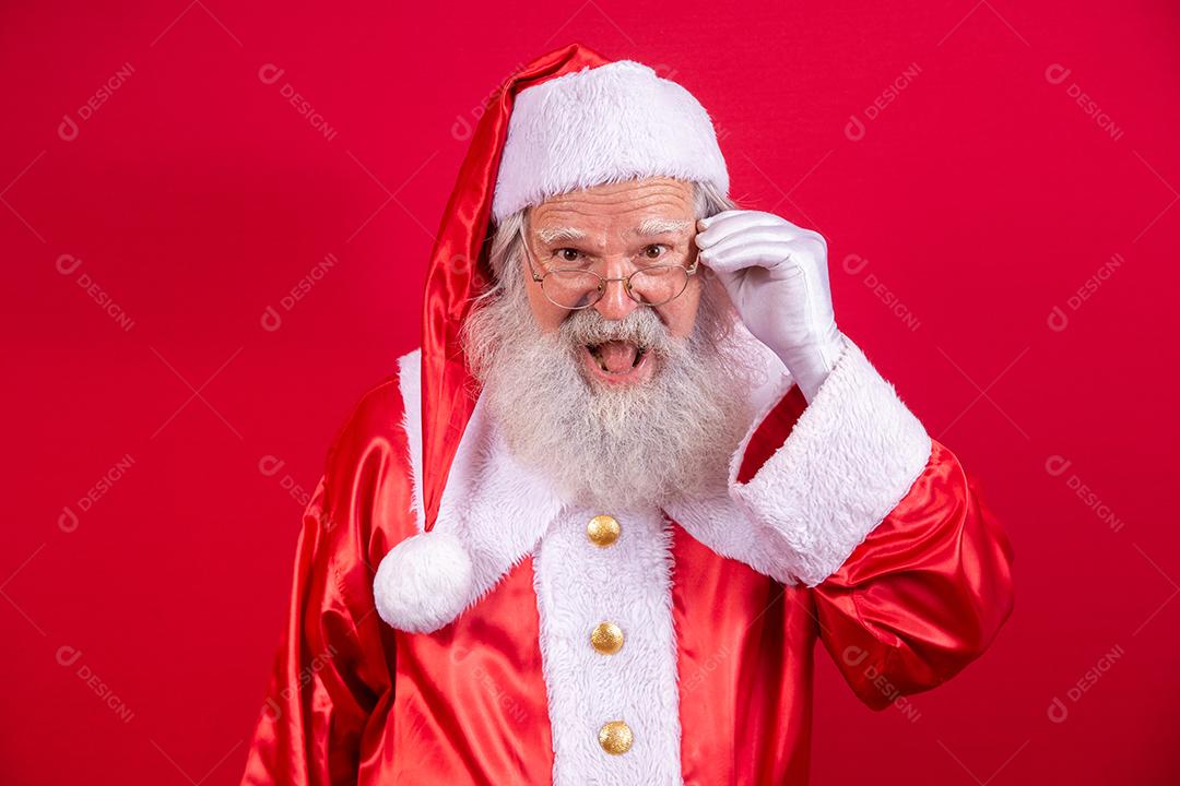 Papai Noel olhando para a câmera. O Natal está chegando. Feliz Natal. Papai Noel está assistindo