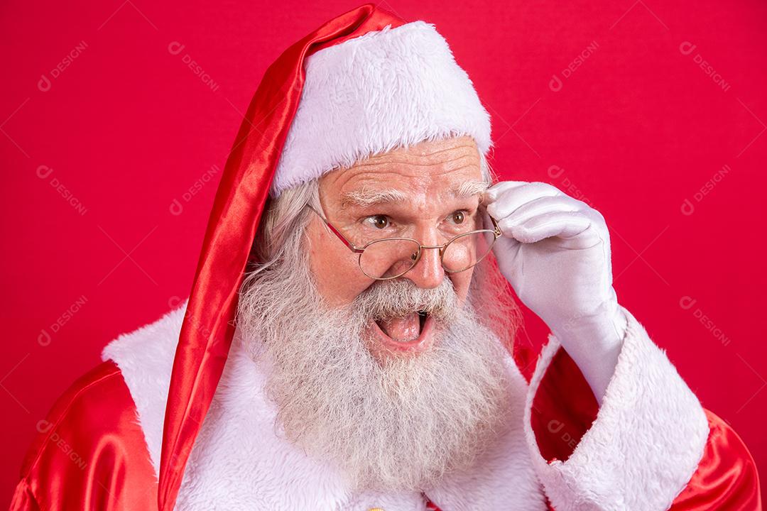 Papai Noel olhando para a câmera. O Natal está chegando. Feliz Natal. Papai Noel está assistindo