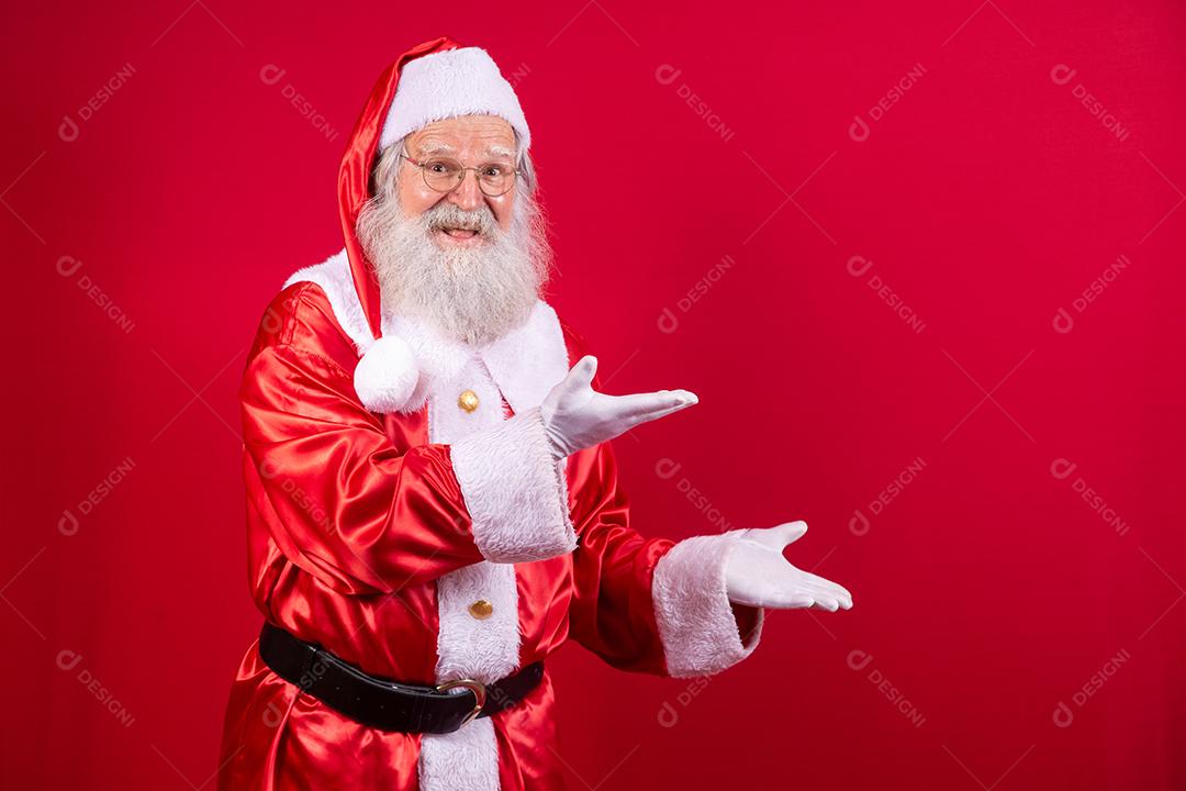 Papai Noel apontando de lado, promoção de publicidade de Natal, anúncio de desconto de Natal de ano novo isolado em fundo vermelho.