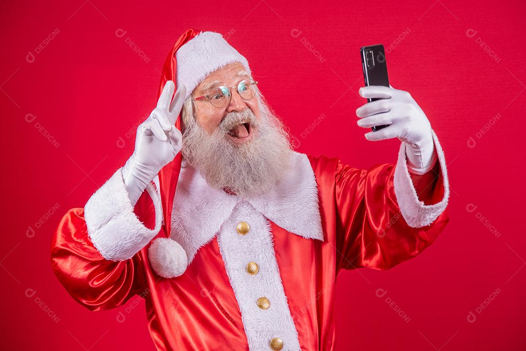 Papai Noel fazendo uma selfie com o smartphone