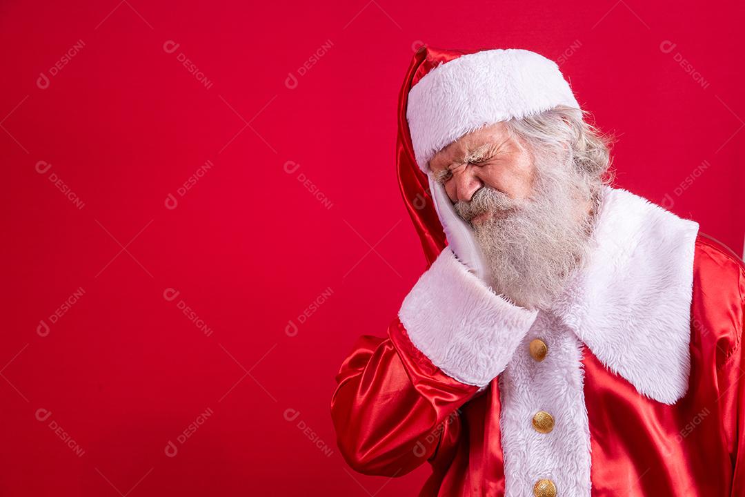 Papai Noel com a mão sobre a boca com expressão de dor por causa de dor de dente ou doença dentária nos dentes