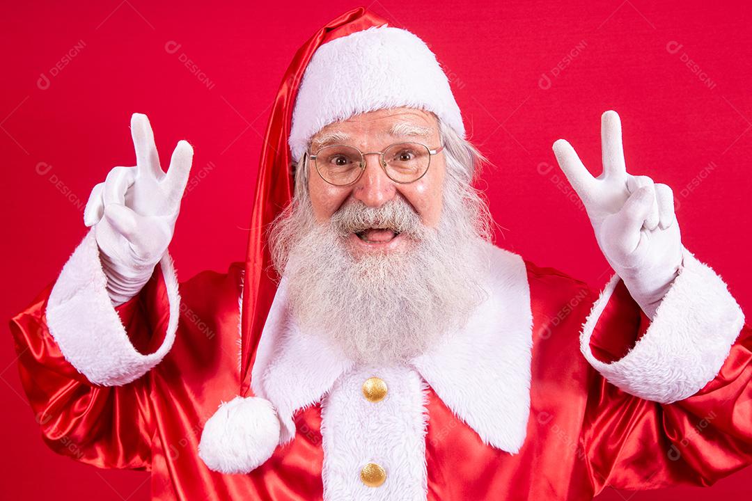 Papai Noel olhando para a câmera. O Natal está chegando. Feliz Natal. Paz. sinal V.