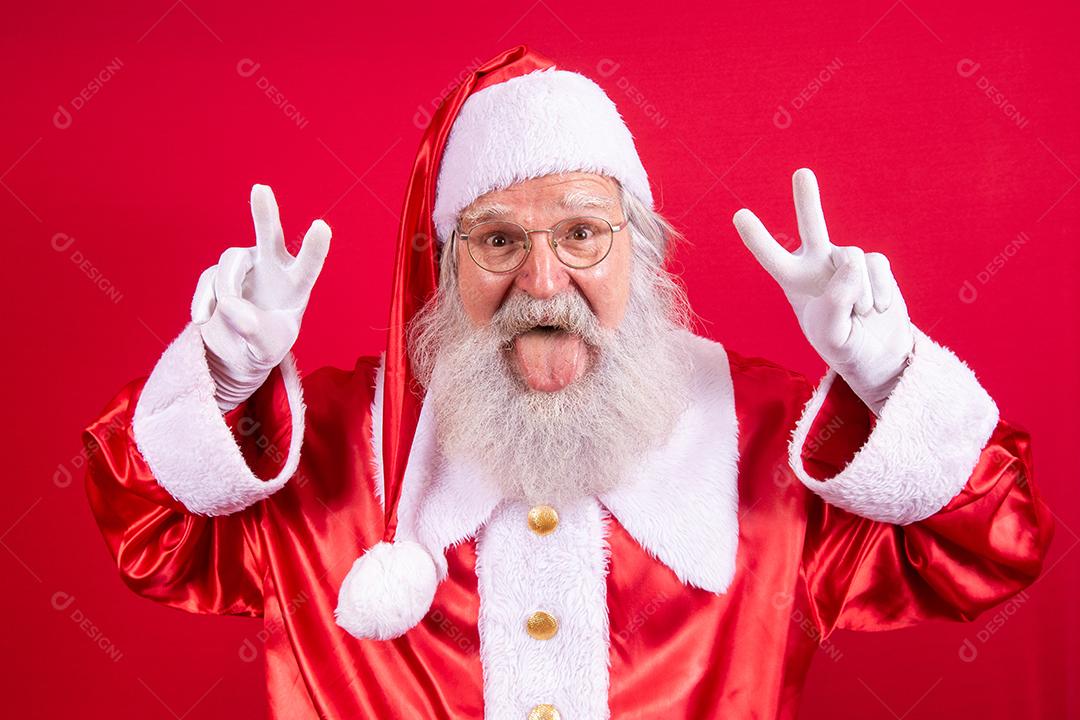 Papai Noel olhando para a câmera. O Natal está chegando. Feliz Natal. Paz. sinal V.
