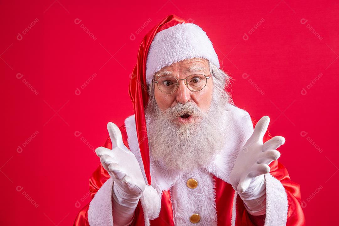 Feliz Natal e Boas Festas! Papai Noel sopra neve.