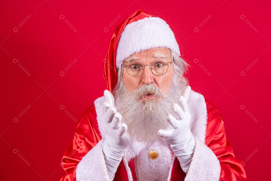Feliz Natal e Boas Festas! Papai Noel sopra neve.