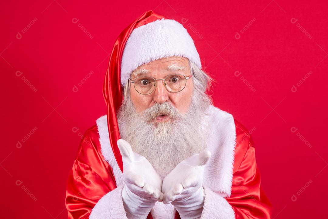 Feliz Natal e Boas Festas! Papai Noel sopra neve.