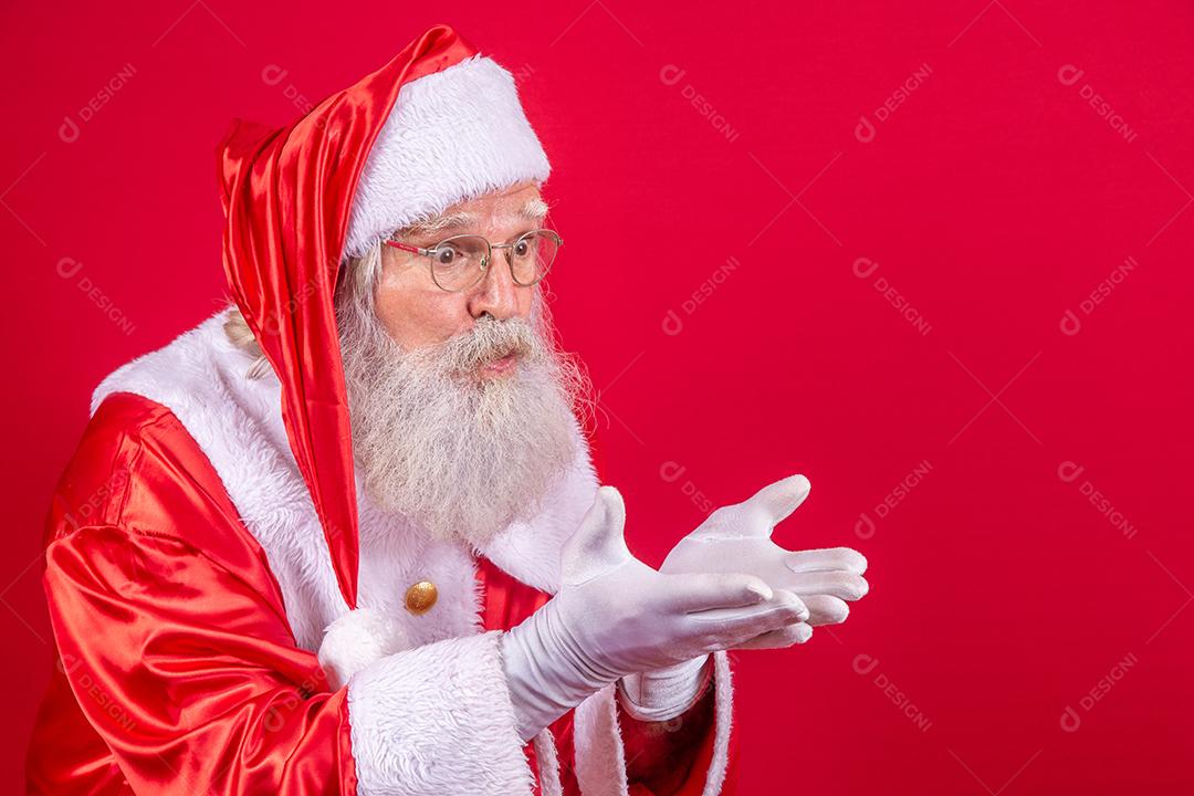 Feliz Natal e Boas Festas! Papai Noel sopra neve.