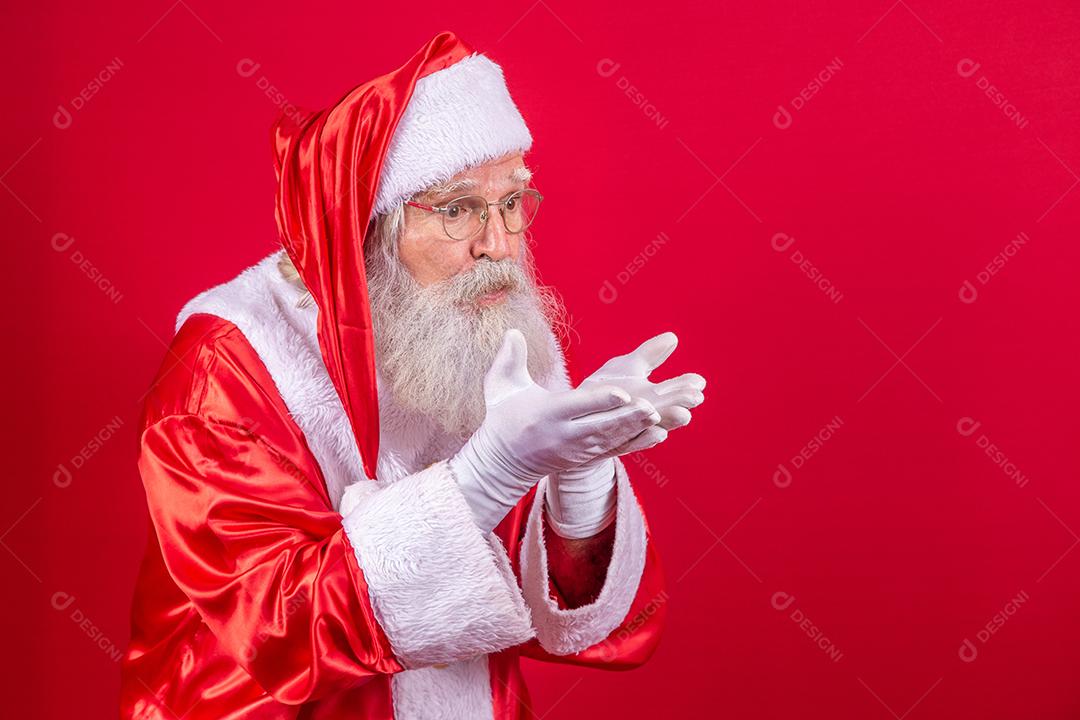 Feliz Natal e Boas Festas! Papai Noel sopra neve.