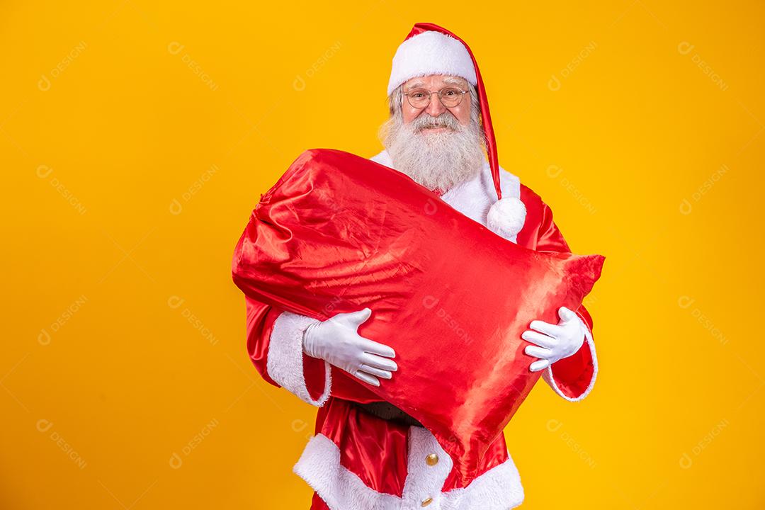 Papai Noel segurando uma sacola cheia de presentes