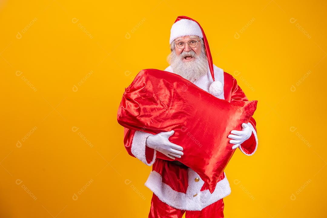 Papai Noel segurando uma sacola cheia de presentes