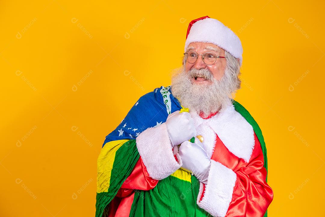 Papai Noel é fã do Brasil. Torcedor do Papai Noel da Seleção Brasileira. Campeonato esportivo. Papai Noel com a bandeira brasileira. Partida de futebol.