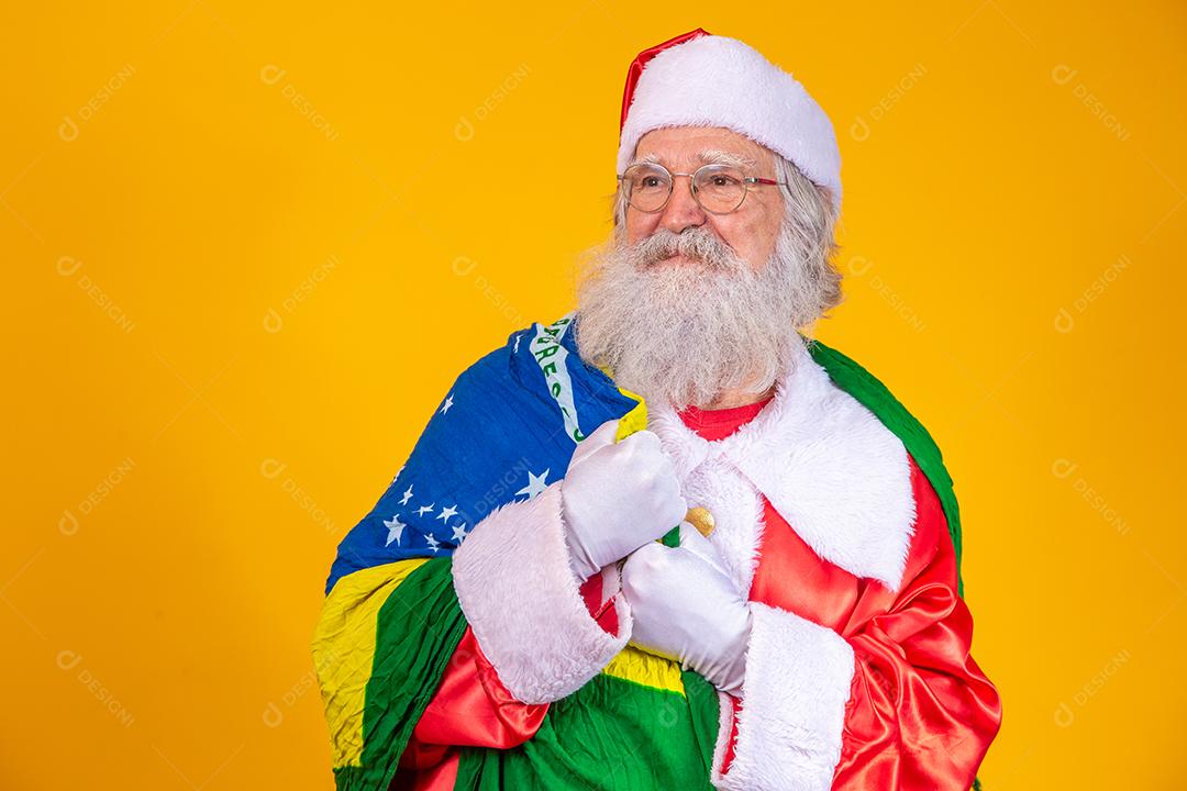 Papai Noel é fã do Brasil. Torcedor do Papai Noel da Seleção Brasileira. Campeonato esportivo. Papai Noel com a bandeira brasileira. Partida de futebol.