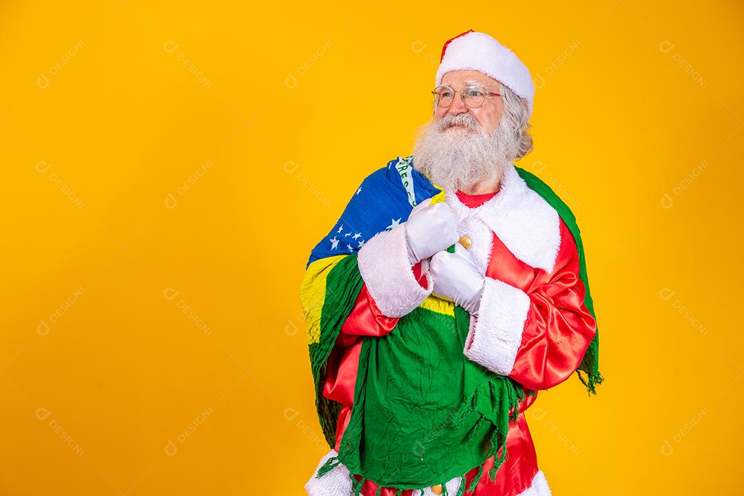 Papai Noel é fã do Brasil. Torcedor do Papai Noel da Seleção Brasileira. Campeonato esportivo. Papai Noel com a bandeira brasileira. Partida de futebol.