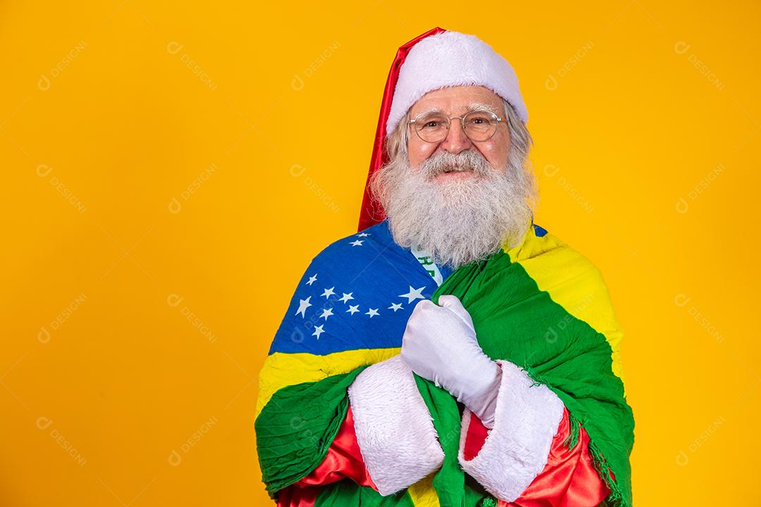 Papai Noel é fã do Brasil. Torcedor do Papai Noel da Seleção Brasileira. Campeonato esportivo. Papai Noel com a bandeira brasileira. Partida de futebol.