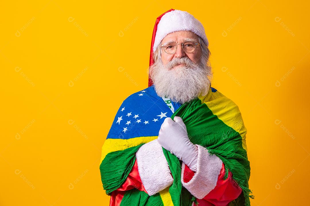 Papai Noel é fã do Brasil. Torcedor do Papai Noel da Seleção Brasileira. Campeonato esportivo. Papai Noel com a bandeira brasileira. Partida de futebol.