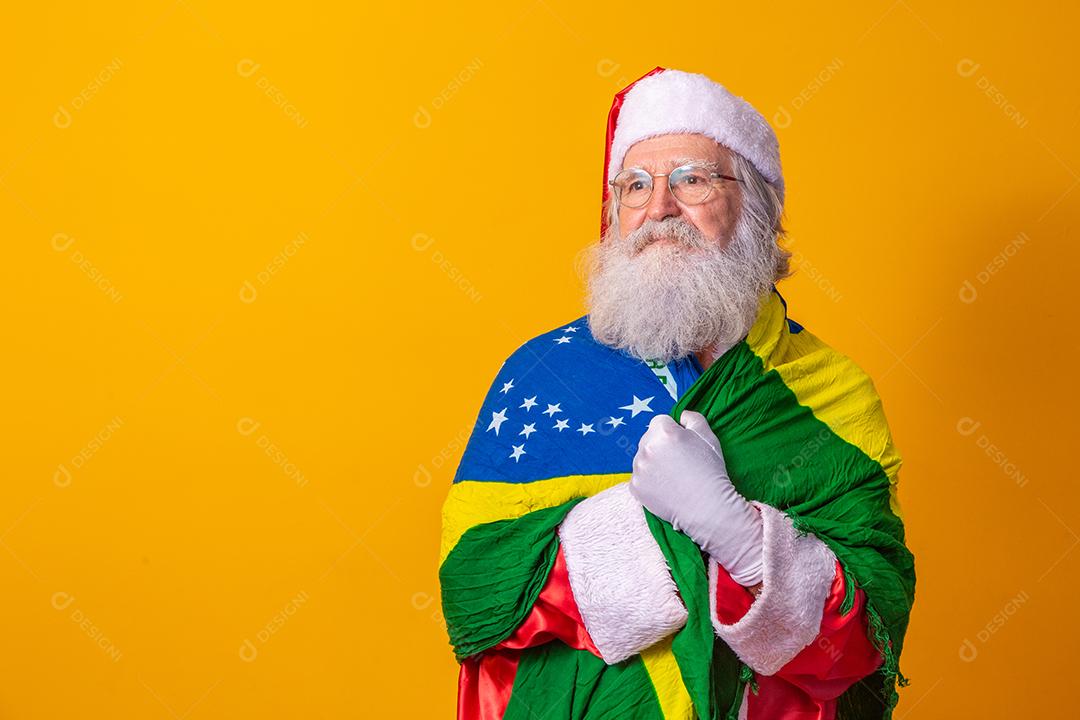 Papai Noel é fã do Brasil. Torcedor do Papai Noel da Seleção Brasileira. Campeonato esportivo. Papai Noel com a bandeira brasileira. Partida de futebol.