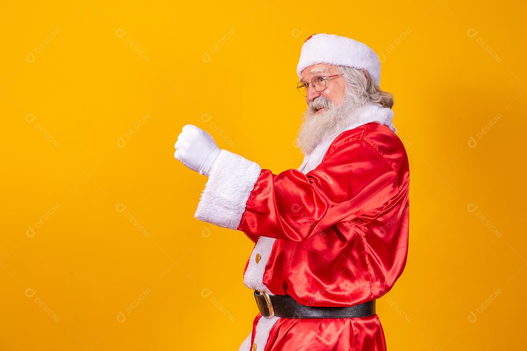 Real Santa fazendo gesto vencedor. Sim