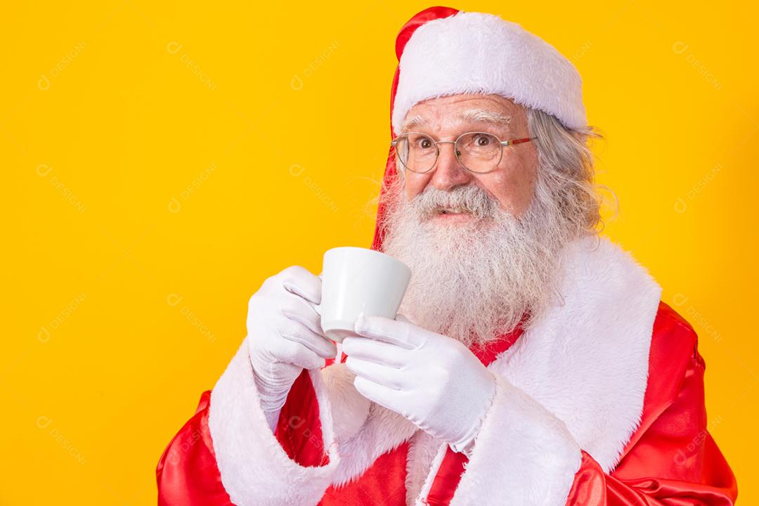 Papai Noel tomando uma xícara de café ou chá