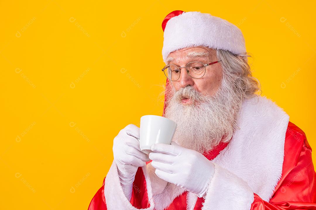 Papai Noel tomando uma xícara de café ou chá