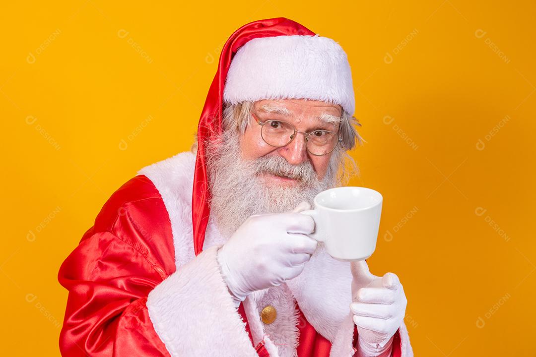 Papai Noel tomando uma xícara de café ou chá