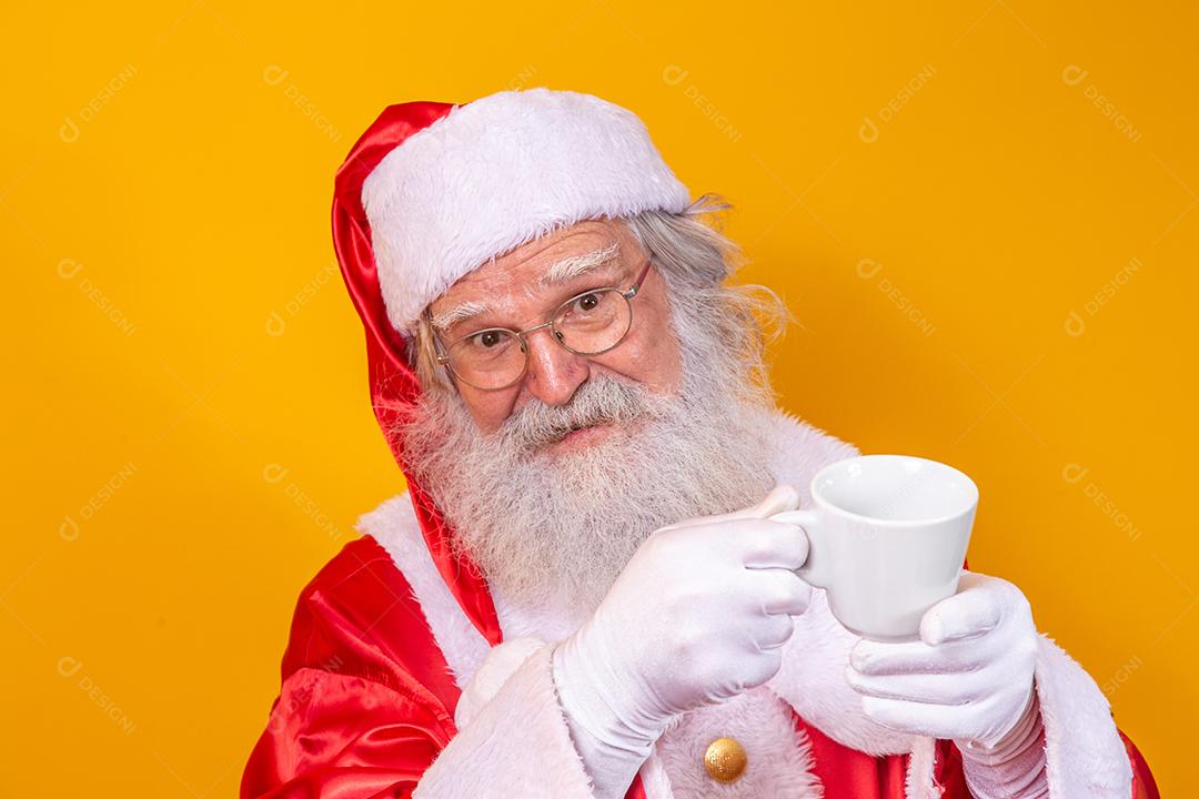 Papai Noel tomando uma xícara de café ou chá