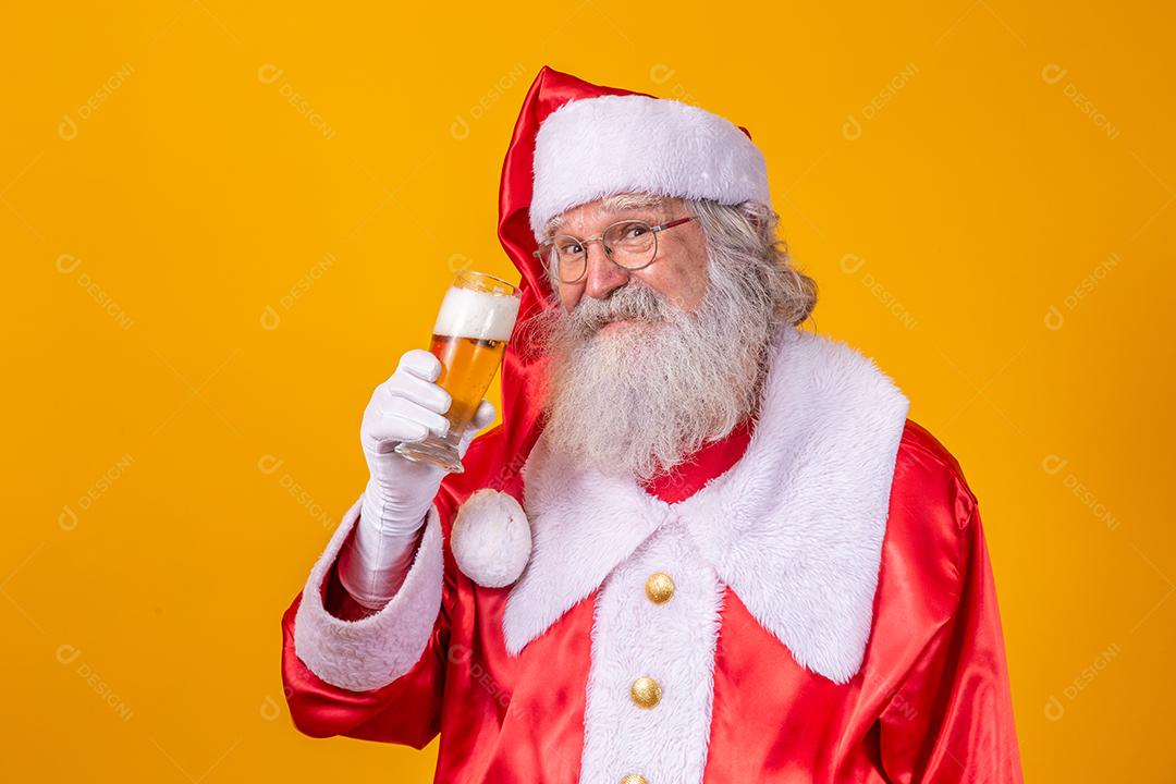 Papai Noel bebendo um copo de cerveja. Tempo de descanso. Bebida alcoólica nos feriados. Beba com moderação. Cerveja artesanal. Feliz Natal.