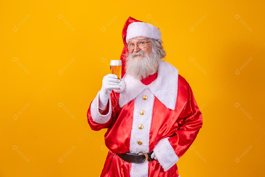 Papai Noel bebendo um copo de cerveja. Tempo de descanso. Bebida alcoólica nos feriados. Beba com moderação. Cerveja artesanal. Feliz Natal.