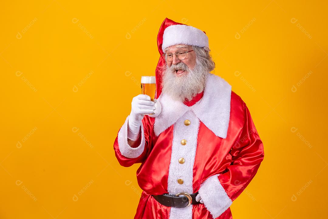Papai Noel bebendo um copo de cerveja. Tempo de descanso. Bebida alcoólica nos feriados. Beba com moderação. Cerveja artesanal. Feliz Natal.