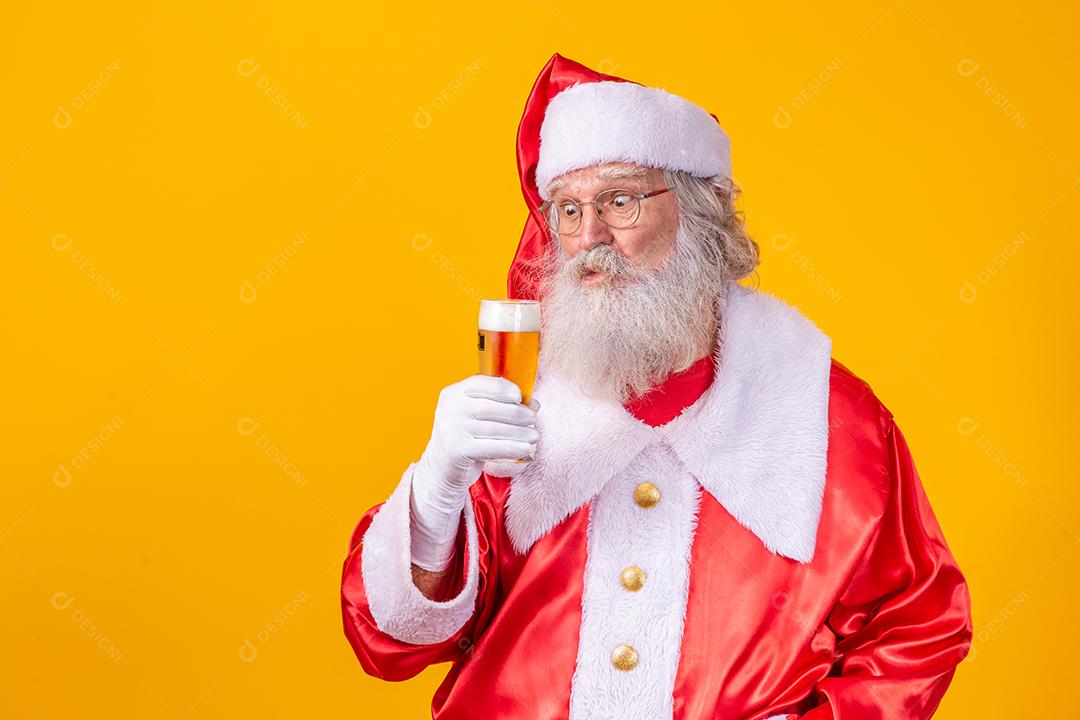 Papai Noel bebendo um copo de cerveja. Tempo de descanso. Bebida alcoólica nos feriados. Beba com moderação. Cerveja artesanal. Feliz Natal.