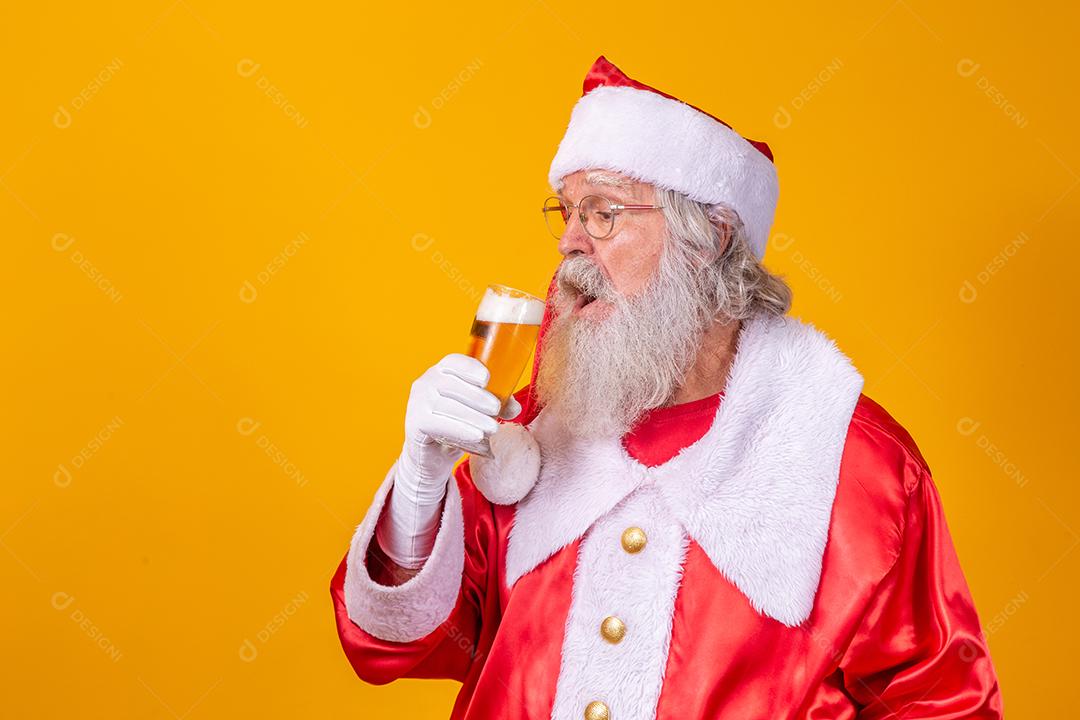 Papai Noel bebendo um copo de cerveja. Tempo de descanso. Bebida alcoólica nos feriados. Beba com moderação. Cerveja artesanal. Feliz Natal.
