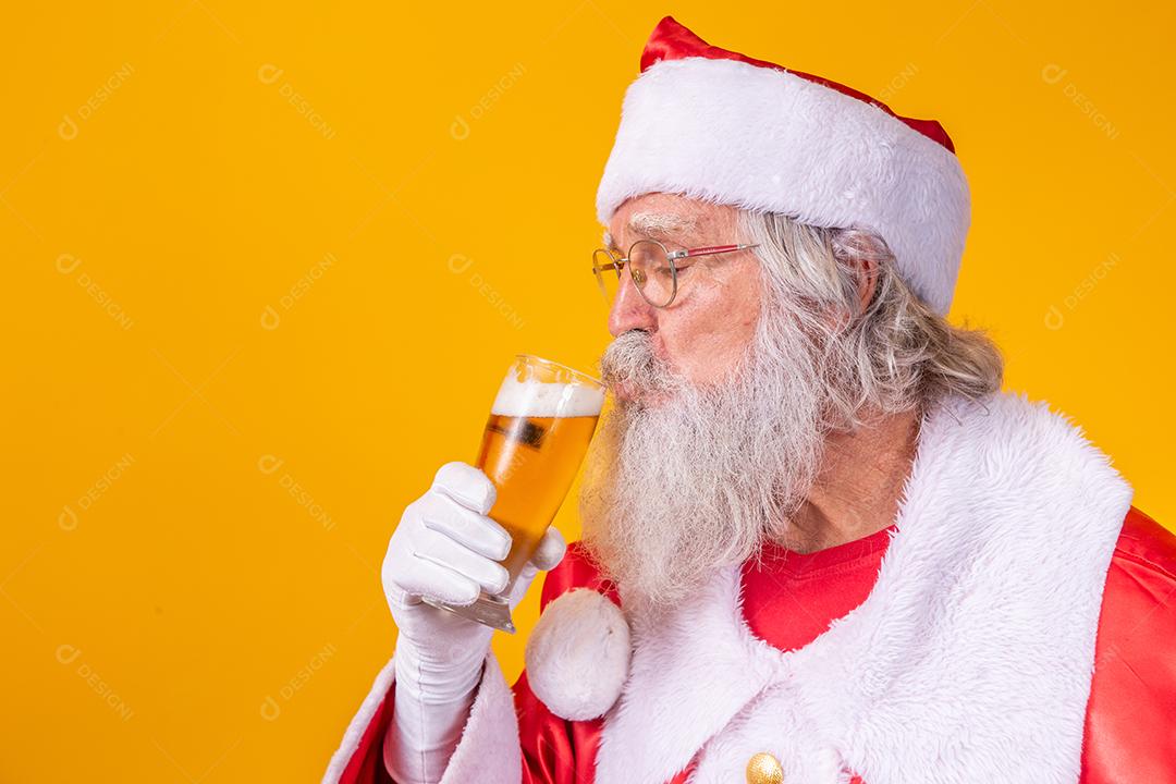 Papai Noel bebendo um copo de cerveja. Tempo de descanso. Bebida alcoólica nos feriados. Beba com moderação. Cerveja artesanal. Feliz Natal.