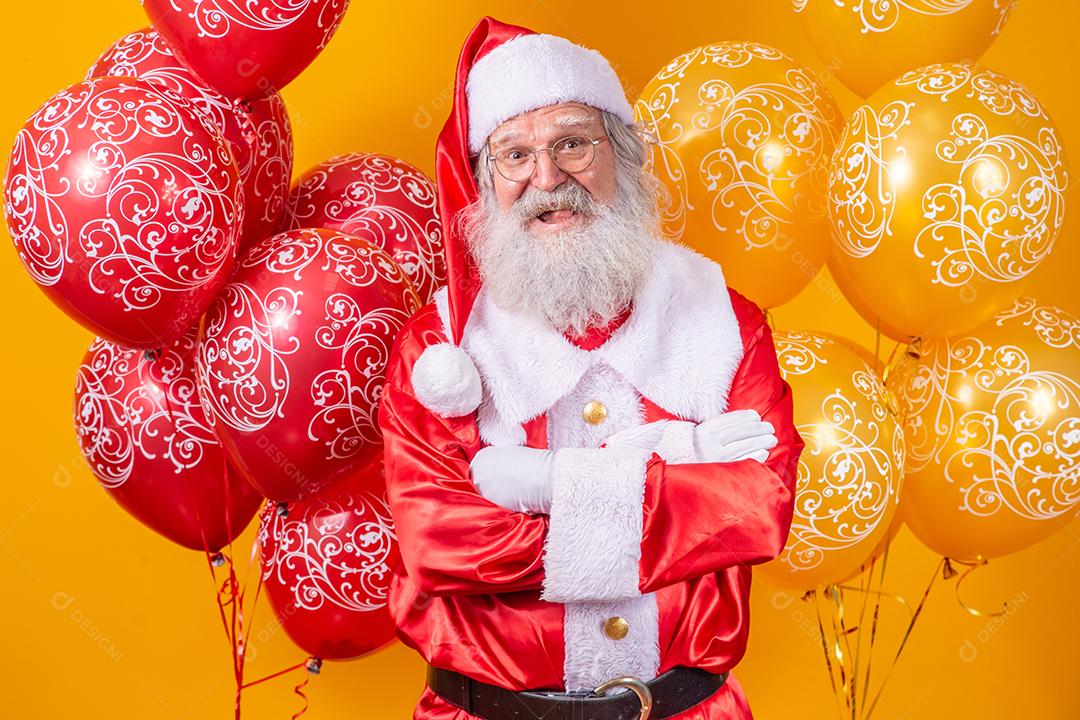 Papai Noel com alguns balões ao fundo